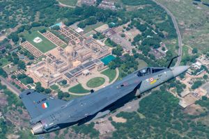 제18전투비행대대의 테자스(LA-5022)를 공군참모차장 AP 싱이 타랑 샤크티 2024 훈련 중 조종하는 모습