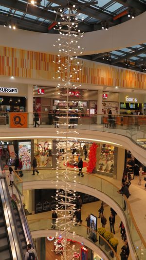 독일 아헨의 쇼핑몰에 설치된 OLED 조명