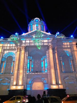 건물에 투사된 영상 매핑