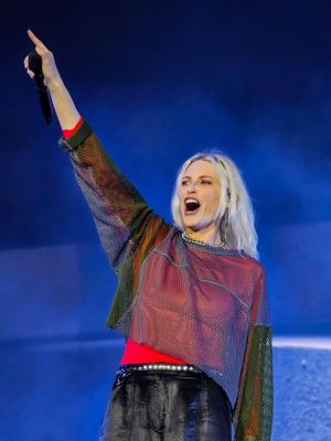 2024년 11월, 린킨 파크와 함께 공연하는 에밀리 아암스트롱