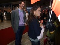 기자와 대화하는 아테나 공주의 부모