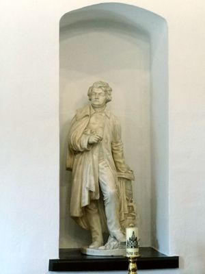 카우나스 페르쿠나스의 집에 있는 미츠키에비치 조각상