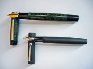 2014년 제작 녹색/검정색 물결 무늬 에보나이트 만년필과 2017년 제작 검정색 에보나이트 만년필