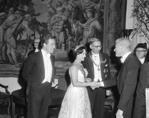 마거릿이 1965년 5월 14일 암스테르담 시장 기스 반 할과 악수하는 모습