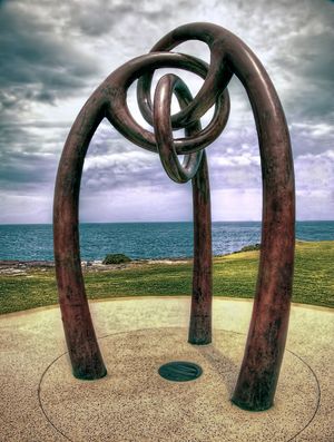 2002년 발리 폭탄 테러 희생자 중 쿠지와 인근 교외 지역 거주자 20명을 기리는 쿠지 해변(Coogee Beach), 돌핀 포인트(Dolphin Point) 추모비