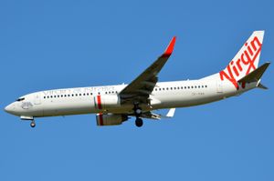 새로운 도장을 입힌 보잉 737-800 항공기가 2012년 브리즈번 공항에 접근하는 모습