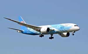 히스로 공항에 도착하는 중국남방항공 보잉 787-8 드림라이너 항공기 (2015)