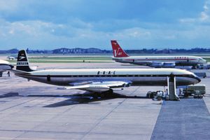 1963년 히드로 공항에서 영국해외항공공사(BOAC)의 드 해빌랜드 코멧 뒤에 있는 콴타스 보잉 707