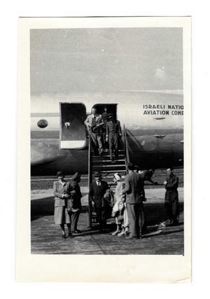 엘알 항공기에서 내리는 하임 바이츠만(1948년 9월)