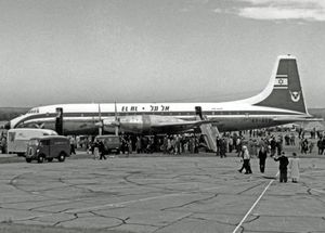 1957년 엘알의 브리스톨 브리타니아가 팜버러 공항에 있는 모습 (인도 직전)