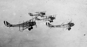 러브 필드에서 훈련 비행 중인 4대의 커티스 JN-4D