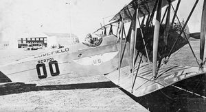 커티스 JN-4에 앉아 있는 교관 조종사