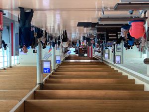 러브 필드 게이트 연결 통로 내부