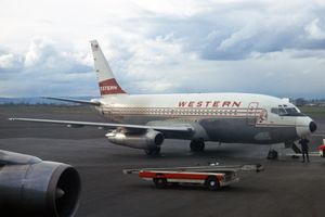 1973년 공항에 있는 웨스턴 항공 보잉 737 항공기