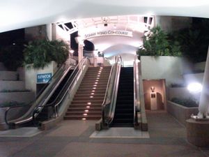 소니 보노 컨코스(Sonny Bono Concourse), 에스컬레이터 오른쪽에 보노의 흉상이 보임