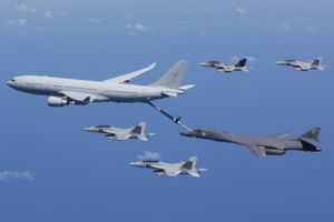 호주 공군(RAAF) KC-30A가 중앙 급유 붐으로 록히드 마틴 B-1B 랜서에 급유하고 있다.