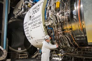 아놀드 공군 기지 엔지니어링 개발 단지에서 시험 중인 롤스로이스 트렌트 7000