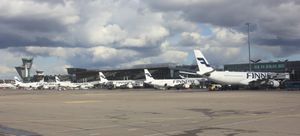 핀에어(Finnair)는 이 공항에서 운영되는 가장 큰 항공사이다
