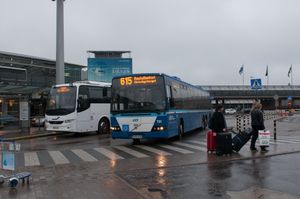 핀에어 시티 버스(Finnair City Bus)와 헬싱키 지역 교통국(Helsinki Regional Transport Authority)의 615번 버스. 이 사진은 2015년에 촬영됨.