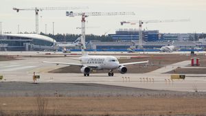 핀에어(Finnair)의 에어버스 A319가 활주로로 이동 중인 모습. 배경에는 터미널 확장 공사 현장이 보인다.