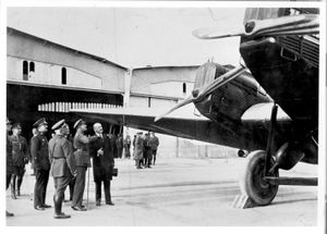 알폰소 13세 국왕이 항공사의 융커스 G 24 중 한 대를 시찰하고 있다.