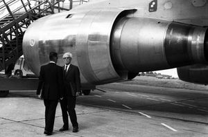 기술 책임자 로제 베테이유(Roger Béteille)(뒤쪽)가 A300의 첫 비행을 추진한 CF6 터보팬 옆에서 총괄 매니저 앙리 지글러(Henri Ziegler)와 논의하고 있다.