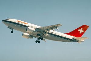항속거리가 더 긴 에어버스 A310(Airbus A310)은 길이가 7m 더 짧으며, 1983년 4월 스위스항공(Swissair)에서 도입되었다.