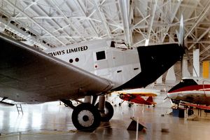 초기 버전은 단발 엔진이었으며, 3발 엔진 버전도 개발되었다.