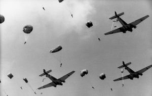 낙하산병을 투하하는 독일 공군 Ju 52