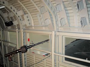 내부에서 본 기체 측면에 장착된 방어용 MG 15 기관총. 기관총 왼쪽 위에 보이는 것은 예비탄창.