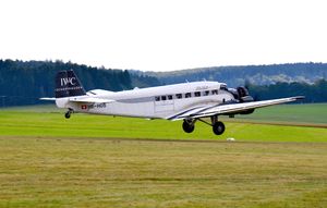 관광 비행 중인 Ju 52 HB-HOS, 데거펠트 비행장 (2016)