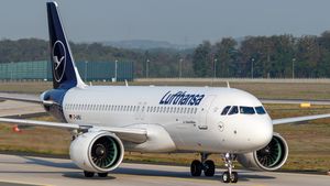 PW1100G 장착형 A320neo. 엔진 직경이 커졌지만, 지면과의 간격이 확보되어 있으며 착륙장치는 종래와 동일하다.