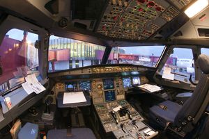 터키항공(Turkish Airlines)의 A320 조종석. 전면에 조종간이 없고, 측면에 조종용 사이드스틱이 있다. 전면에는 서류 등을 놓을 수 있는 테이블이 장착되어 있다.