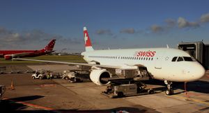 LD-3-46W 항공화물 컨테이너를 취급하고 있는 A320. 동체 후부의 문에는 벌크 화물용 설비도 연결되어 있다.