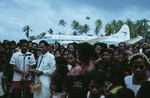 피지 항공의 더 핸빌랜드 헤론이 키리바시 마라케이 공항에 취항하는 모습