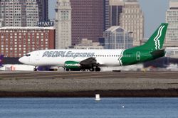 보스턴 로건 국제공항에서의 2대째 피플 익스프레스의 보잉 737기