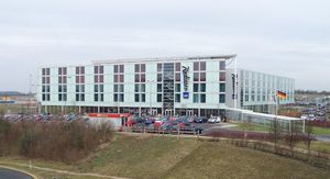 터미널 건물에서 도보로 가까운 거리에 있는 래디슨 블루 호텔