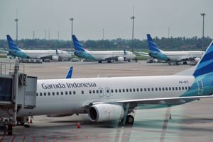 가루다 인도네시아 항공의 보잉 737-800 항공기가 주요 허브 공항인 수카르노-핫타 국제공항 3터미널에 주기 중