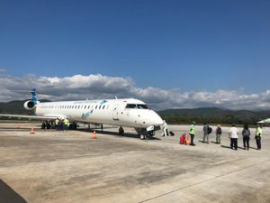 가루다 인도네시아 항공의 봄바디어 CRJ1000 항공기가 코모도 공항에 주기 중