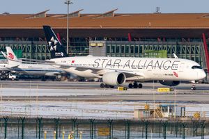 중국국제항공이 운항하는 스타얼라이언스 도장의 에어버스 A350-900 항공기