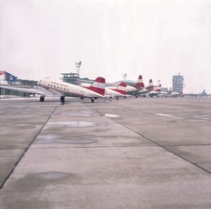 빈 국제공항에 전시된 오스트리아 항공의 역사적인 항공기들 (더글러스 DC-3 포함).