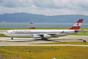 2001년 오사카 간사이 국제공항에 있는 오스트리아 항공의 에어버스 A340-300.