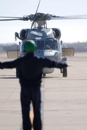 해군항공기지 노스 아일랜드 활주로에서 RSN 요원의 안내를 받는 싱가포르 피스 트라이톤 S-70B