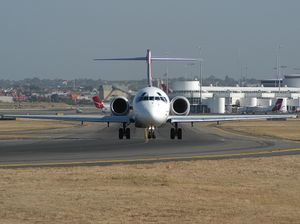 콴타스링크의 717 전면부. DC-9 계열의 동체 단면을 사용하며, 주익은 저익, 수직꼬리날개는 T자형 배치이다.