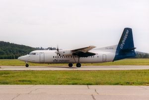 구 도장을 한 KLM 시티호퍼 폭커 50(Fokker 50)이 크리스티안산 공항(Kristiansand Airport, Kjevik)에 있는 모습