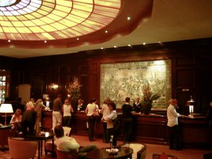 켐핀스키 호텔 비어 예어스차이텐에서 체크인하는 모습