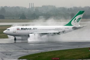 마한항공(Mahan Air)의 에어버스 A310이 뒤셀도르프 공항(Düsseldorf Airport)에서 비오는 날씨에 역추력(reverse thrust)을 사용하는 모습