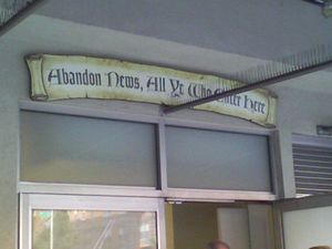 현재 '데일리 쇼' 스튜디오 입구 위 간판