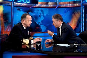 미국 해군 제독이자 합동참모본부 의장인 마이클 멀린과 2011년 2월 3일 데일리 쇼 에피소드에서 인터뷰 중인 존 스튜어트