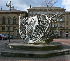 1993년 11월 23일 브래드퍼드 익스체인지 광장에 공개된 딜리어스 기념 조각상 '딜리어스를 위한 쿼터포일'(암버 히스콧 작)